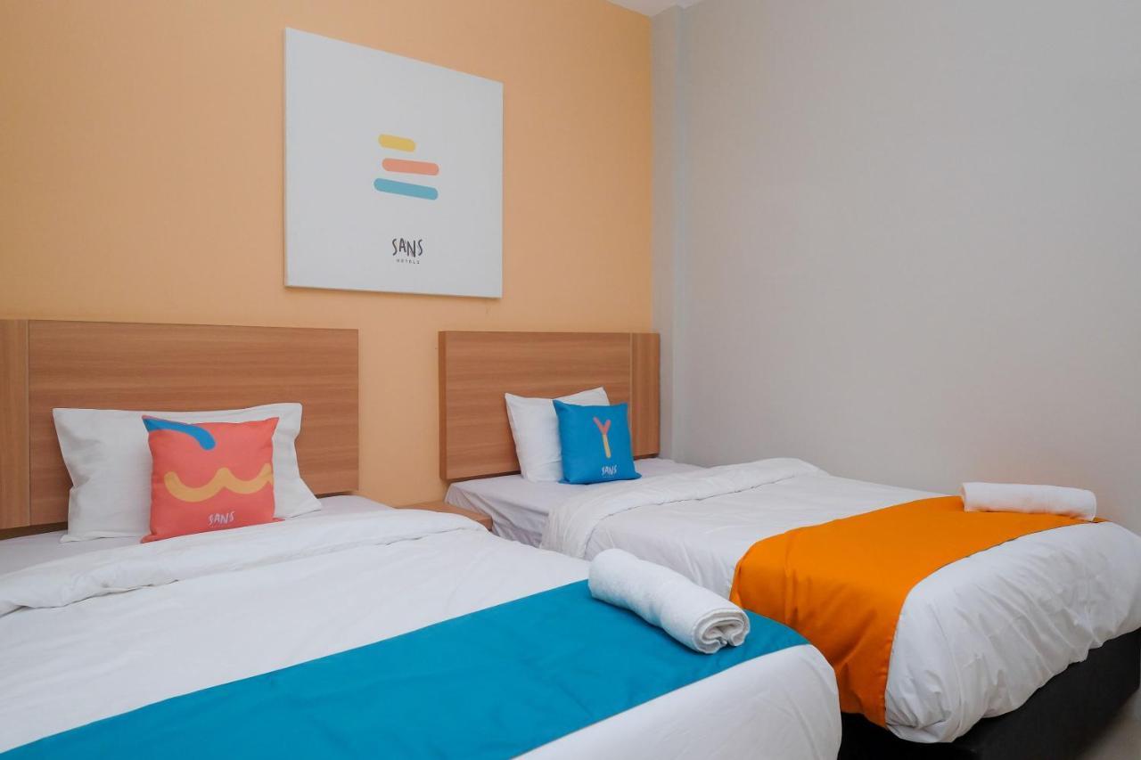 Sans Hotel Tiga Putri Semarang By Reddoorz Екстер'єр фото