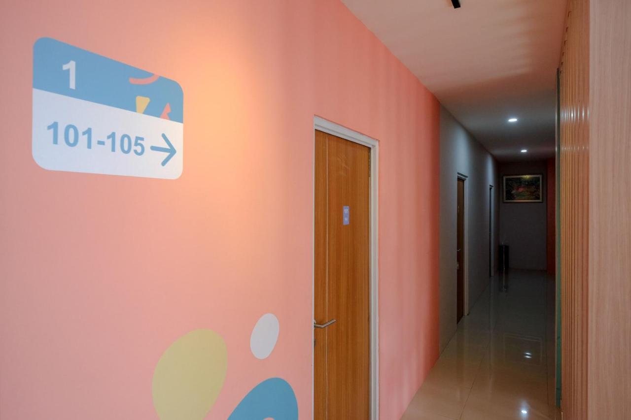 Sans Hotel Tiga Putri Semarang By Reddoorz Екстер'єр фото